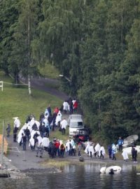 Příbuzní obětí a přeživší navštěvují ostrůvek Utoya, kde Breivik zastřelil 69 mladých lidí
