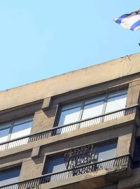 Izraelskou vlajku na budově velvyslanectví v Káhiře demonstranti nahradili egyptskou