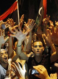 Lidé oslavují v ulicích pád Tripolisu do rukou rebelů