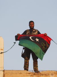 Libyjský rebel oslavuje dobytí celého Tripolisu.