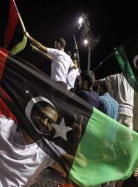 Lybijci oslavují dobytí Tripolisu povstalci.