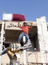 povstalci slaví úspěchy v dobyté rezidenci Kaddáfího