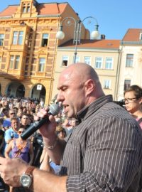 Josef Mašín řeční k zaplněnému rumburskému náměstí.