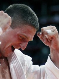 Lukáš Krpálek oslavuje zisk bronzové medaile na mistrovství světa