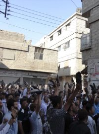 Protestům v ulicích syrských měst se snaží zabránit vojáci