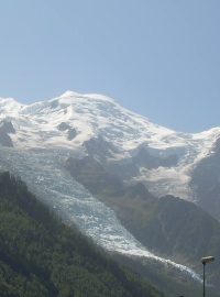 Pohled na Mont Blanc z Chamonix, střediska zimních sportů