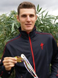 Mistr světa i Evropy a vítěz Světového poháru Jaroslav Kulhavý s medailí ze světového šampionátu