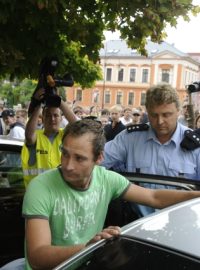 Policie odvádí Lukáše Kohouta, který do Varnsdorfu svolal další demonstraci.