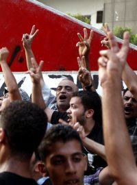 Protestující slaví zboření zdi před izraelským velvyslanectvím