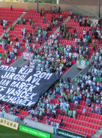 Před utkáním fanoušci Bohemians 1905 uctili tři zesnulé české hokejisty