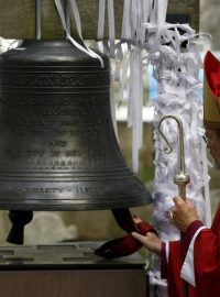 Newyorský biskup Mark Sisk rozezněl Zvon naděje