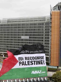 Palestinská vlajka před budovou Evropské komise v Bruselu. I tak palestinci bojují o své uznání jako státu.