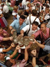 Návštěvníci slaví zahájení letošního Oktoberfestu