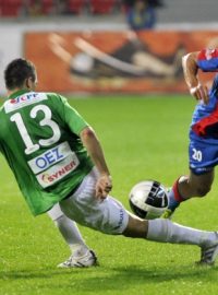 Petr Jiráček (vpravo) z Plzně se snaží obejít jabloneckého Pavla Eliáše