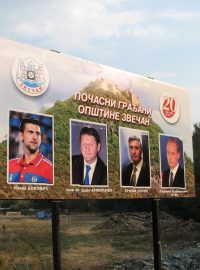 Fotografie tenisty Novaka Djokovice jsou ve Zvečanu i na billboardech