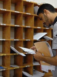 Pracovník Palestinské pošty třídí zásilky do jednotlivých vesnic