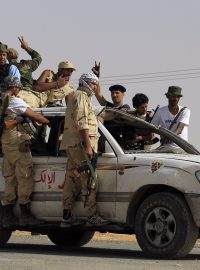 Libyjští povstalci před městem Bání Válíd