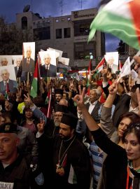 Palestinci slaví v ulicích
