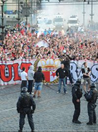 Fanoušci Slavie pochodují na fotbalové derby na Spartě