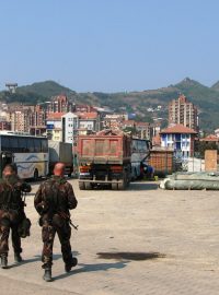 Kosovští Srbové odmítají hraniční přechody uvolnit navzdory oficiální dohodě mezi Bělehradem a Prištinou