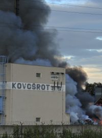 V kovošrotu na okraji České Lípy hoří hromada starých aut