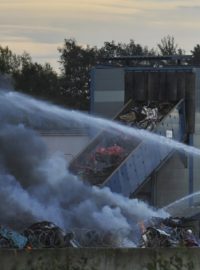 Hasiči bojují s požárem v kovošrotu v České Lípě