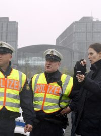 Policisté stojí před hlavním vlakovým nádražím v Berlíně po nalezení lahviček se zápalnou tekutinou
