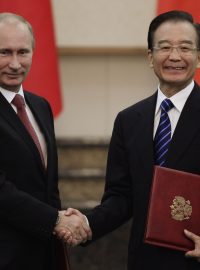 Ruský premiér Vladimír Putin (vlevo) se setkal se svým čínským protějškem Wen Ťia-paem v Pekingu.