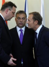 Předsedové vlád ČR, Maďarska a Polska (zleva) Petr Nečas, Viktor Orbán a Donald Tusk