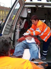 Zásah záchranářů při simulovaném výbuchu - nakládání pacienta do sanitky
