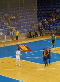 Hala Palau Blaugrana je ve střehu - Barcelona kope penaltu