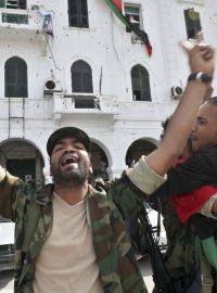 Libyjci oslavují v Tripolisu smrt Muammara Kaddáfího