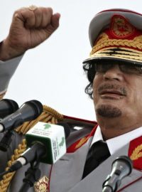 Muammar Kaddáfí na archovním snímku z června 2010