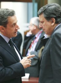 Francouzský prezident Nicolas Sarkozy (vlevo) a předseda Evropské komise José Manuel Barroso na summitu EU