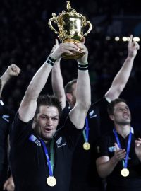 Ragbisté Nového Zélandu s trofejí pro mistry světa a zlatými medailemi