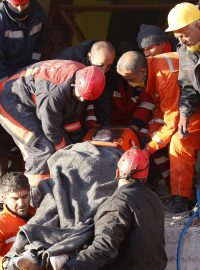 záchranáři vyprošťují další raněné