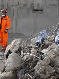 Zemětřesení v Turecku. Záchranáři na zřícené budově ve městě Van