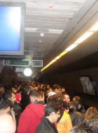 Fanoušci Galatasaray Istanbul čekají na metro
