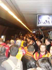 Fanoušci Galatasaray Istanbul čekají na metro