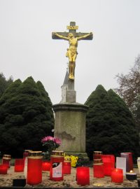 Svíčky za zesnulé na jihlavském hřbitově