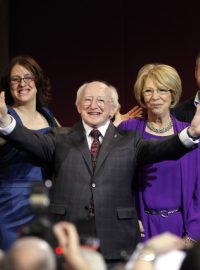 Michael Higgins se raduje z vítězství v prezidentských volbách