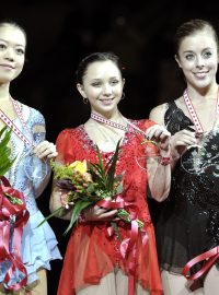 Akiko Suzukiová, Jelizaveta Tuktamyševová a Ashley Wagnerová s medailemi na Kanadské brusli