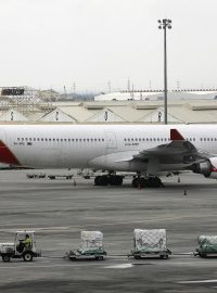 letoun společnosti Qantas na letišti v Manile před startem