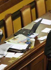 Premiér Petr Nečas a předseda ČSSD Bohuslav Sobotka na schůzi sněmovny 2. listopadu