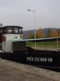 Plavební úžinou v Chvatěrubech na Vltavě projela po rekonstrukci první loď
