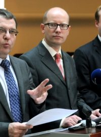 Místopředseda ČSSD Lubomír Zaorálek, předseda strany Bohuslav Sobotka a poslanec Jeroným Tejc