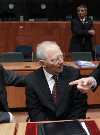 Schůzka ministrů financí zemí eurozóny. Na snímku je předseda euroskupiny ministrů financí Jean-Claude Juncker, německý ministr financí Wolfgang Schäuble a jeho řecký protějšek Evangelos Venizelos.