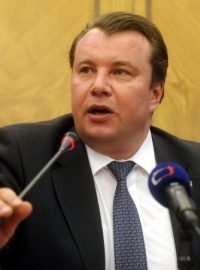 Ministr průmyslu a obchodu Martin Kocourek se na briefingu vyjádřil ke kauze obchodování své matky.