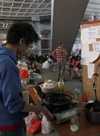 Protestanti z hnutí Occupy Central v Hongkongu si vaří oběd