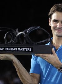 Roger Federer s trofejí za vítězství na turnaji série Masters v Paříži